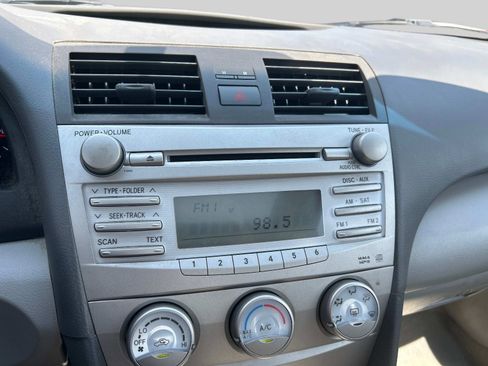 Used 2010 Toyota Camry LE image 29