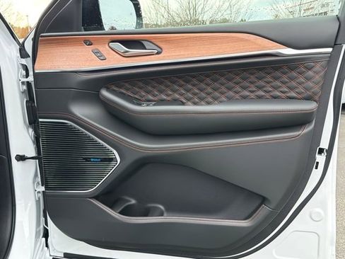 New 2025 Jeep Grand Cherokee Summit image 24