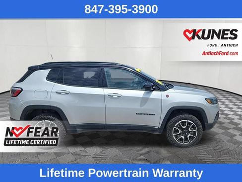 Used 2025 Jeep Compass Trailhawk AWD/4WD image 9