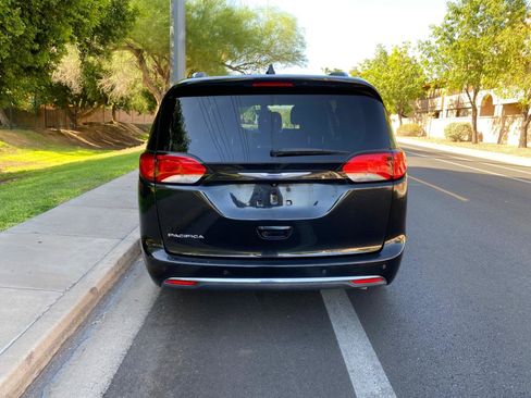 Used 2020 Chrysler Pacifica Touring-L FWD image 9