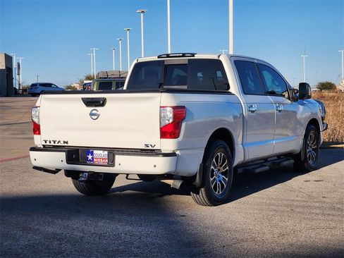 Used 2021 Nissan Titan SV w/ SV Convenience Package image 4