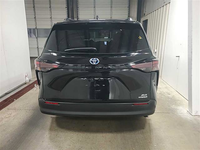 Used 2024 Toyota Sienna XLE FWD image 18