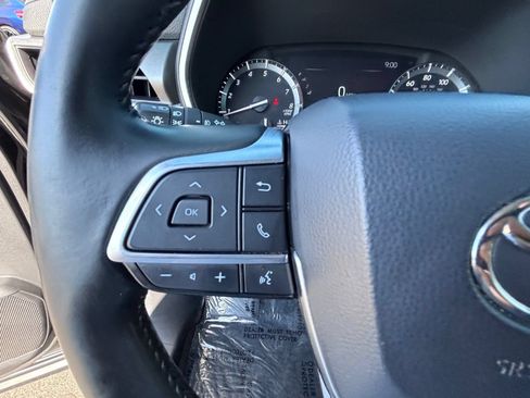 Used 2021 Toyota Highlander XLE FWD image 23