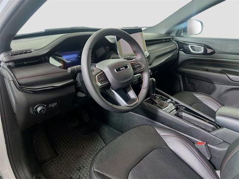 Used 2024 Jeep Compass Trailhawk image 10