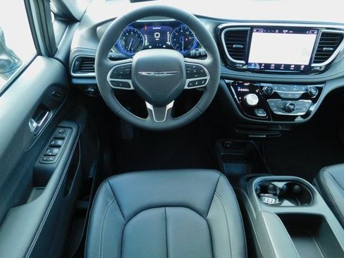 New 2026 Chrysler Pacifica Select image 14