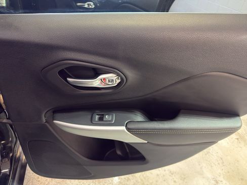 Used 2018 Jeep Cherokee Latitude Plus w/ Comfort/Convenience Group image 23