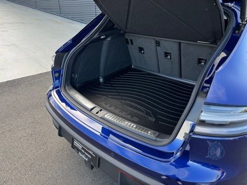 Certified 2025 Porsche Macan AWD/4WD image 35