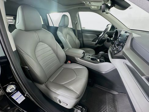 Used 2021 Toyota Highlander XLE AWD/4WD image 34