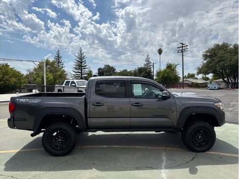 Used 2018 Toyota Tacoma TRD Sport image 6