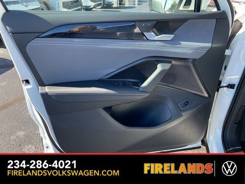 New 2025 Volkswagen Tiguan SE image 22