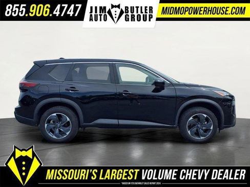 Used 2025 Nissan Rogue SV FWD image 2