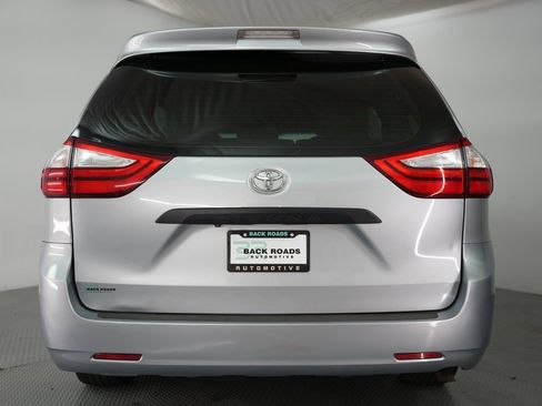 Used 2015 Toyota Sienna L image 8