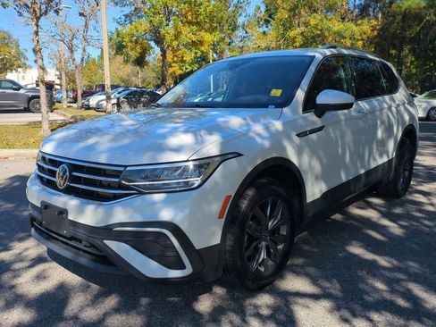 Used 2023 Volkswagen Tiguan SE image 2