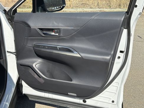 Used 2023 Toyota Venza image 14