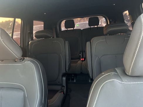 Used 2025 Jeep Grand Cherokee L Laredo image 12