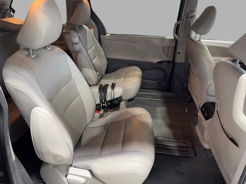 Used 2020 Toyota Sienna XLE image 31