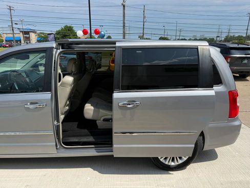 Used 2013 Chrysler Town & Country Limited w/ Luxury Group FWD image 21