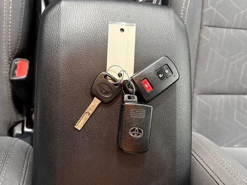 Used 2017 Toyota Tacoma TRD Off-Road image 28