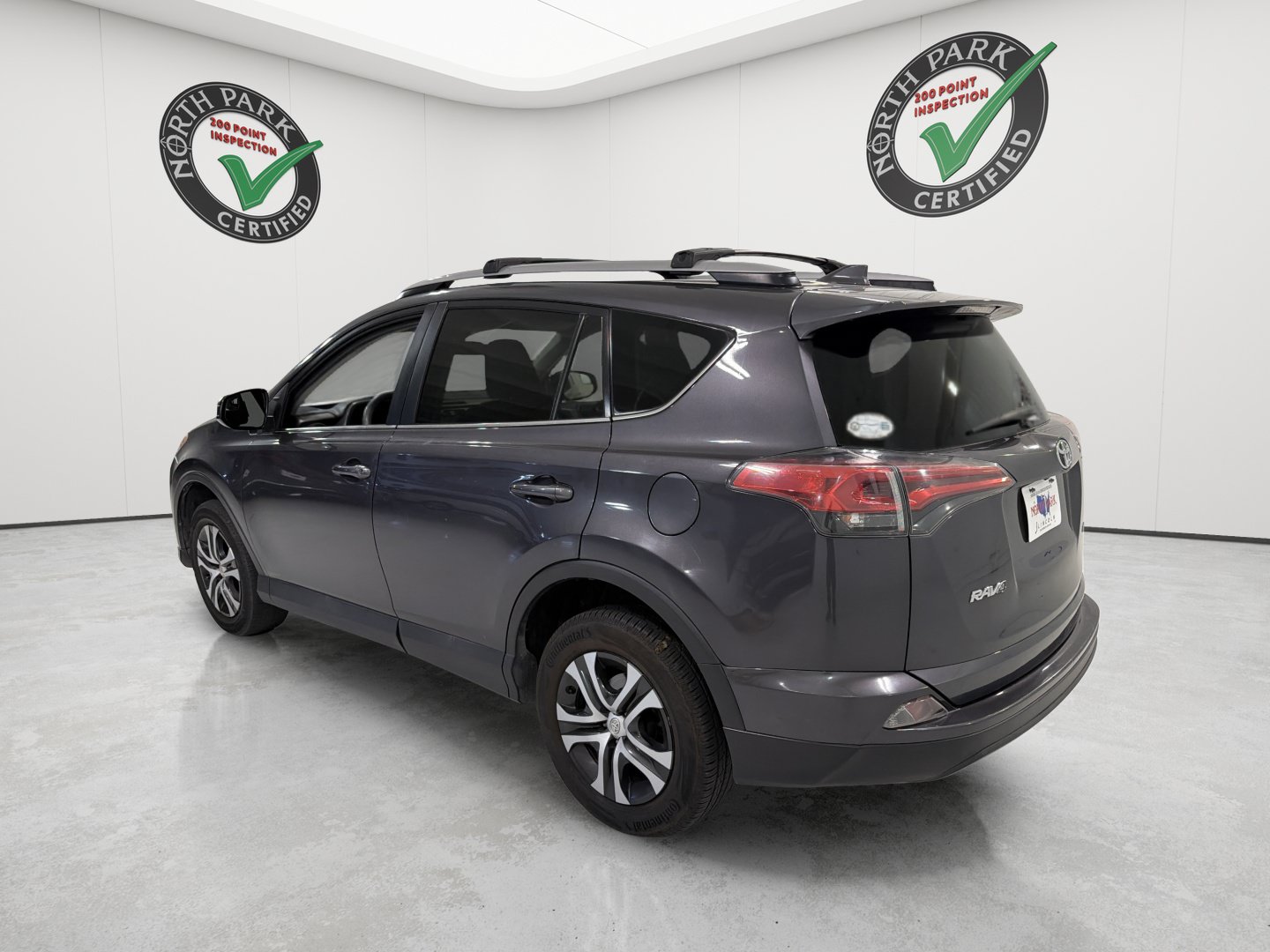 Used 2018 Toyota RAV4 LE FWD image 3