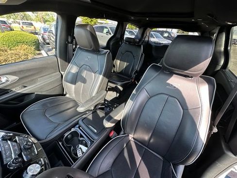 Used 2025 Chrysler Pacifica Limited FWD image 32