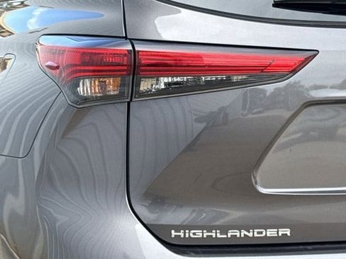 Used 2021 Toyota Highlander XSE AWD/4WD image 6