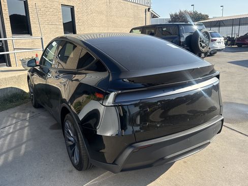 Used 2026 Tesla Model Y Long Range AWD/4WD image 3