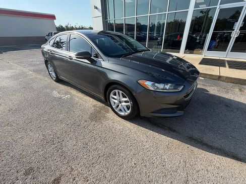 Used 2015 Ford Fusion SE FWD image 2