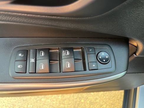 Used 2019 Jeep Cherokee Latitude w/ Cold Weather Group AWD/4WD image 11