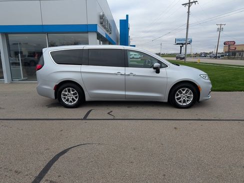 Used 2023 Chrysler Pacifica Touring-L image 3