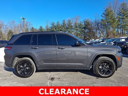 Used 2025 Jeep Grand Cherokee 4WD image 7