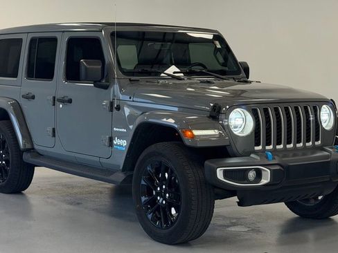 Used 2022 Jeep Wrangler Unlimited Sahara w/ Cold Weather Group AWD/4WD image 6