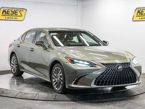 Used 2025 Lexus ES 300h w/ Luxury Package FWD image 5