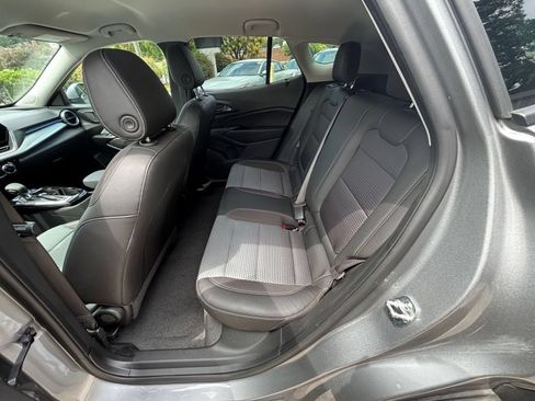Used 2025 Chevrolet Trax LT FWD image 35