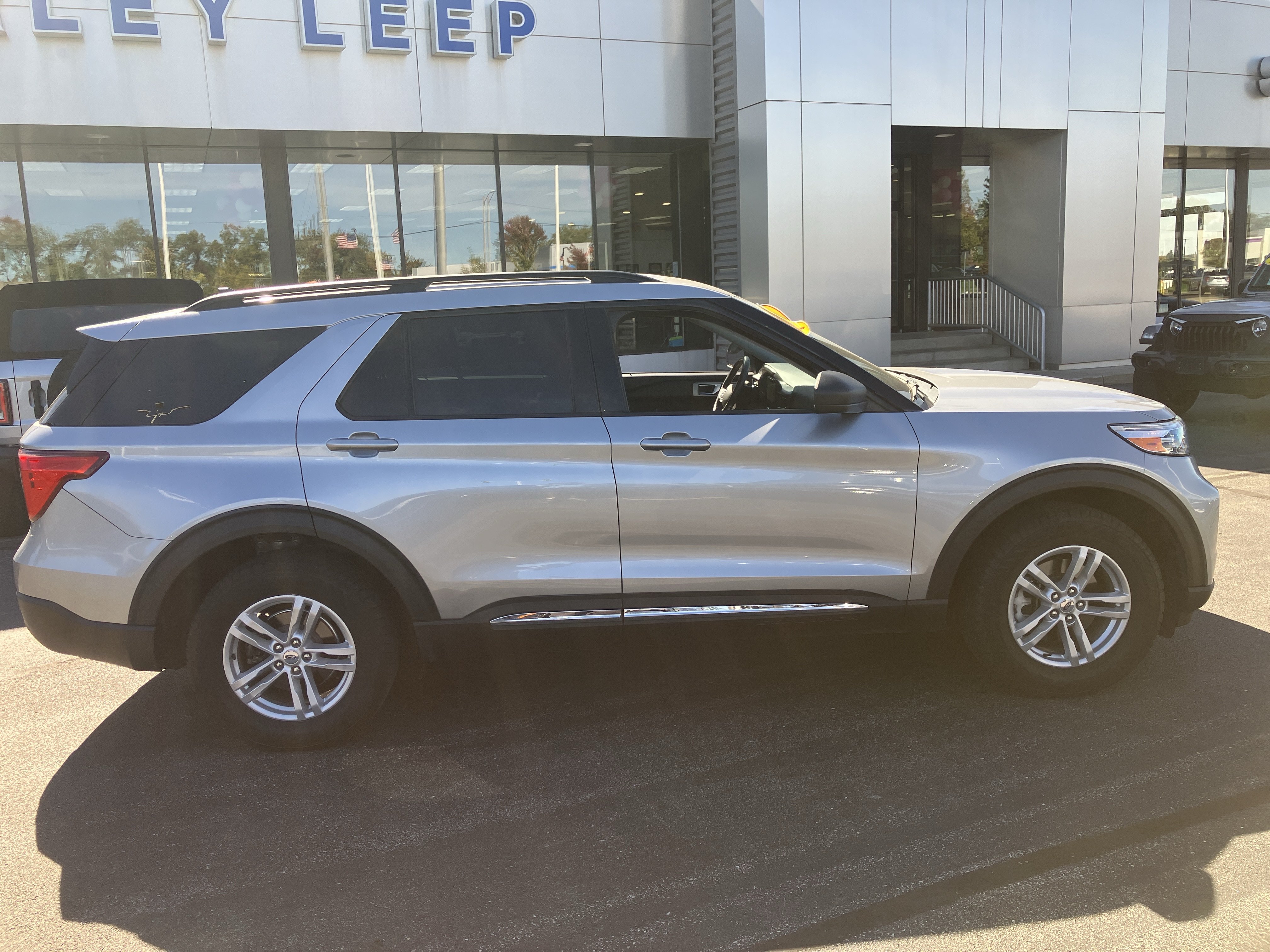 Used 2021 Ford Explorer XLT w/ Equipment Group 202A AWD/4WD image 13