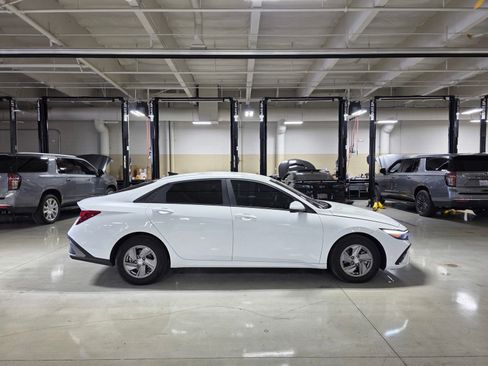 Certified 2025 Hyundai Elantra SE image 8