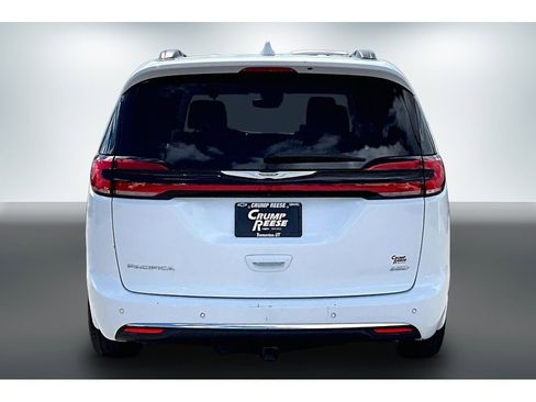 Used 2022 Chrysler Pacifica Touring-L w/ Uconnect Theater Family Group AWD/4WD image 5