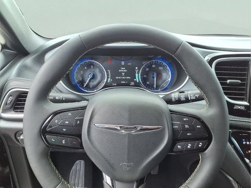 Used 2025 Chrysler Pacifica Limited FWD image 9