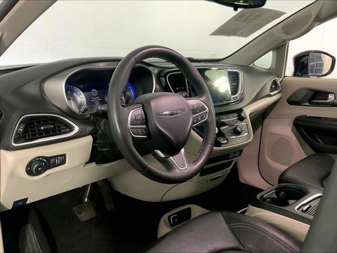 Used 2024 Chrysler Pacifica Touring-L FWD image 16