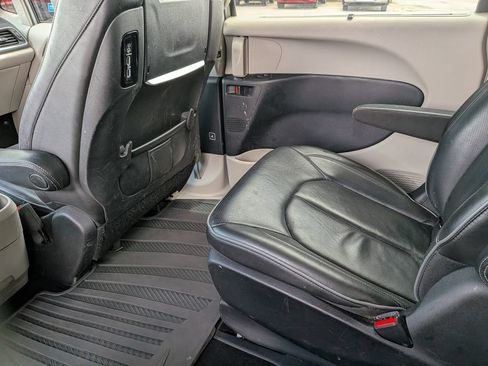 Used 2020 Chrysler Pacifica Limited w/ Advanced Safetytec Group FWD image 30