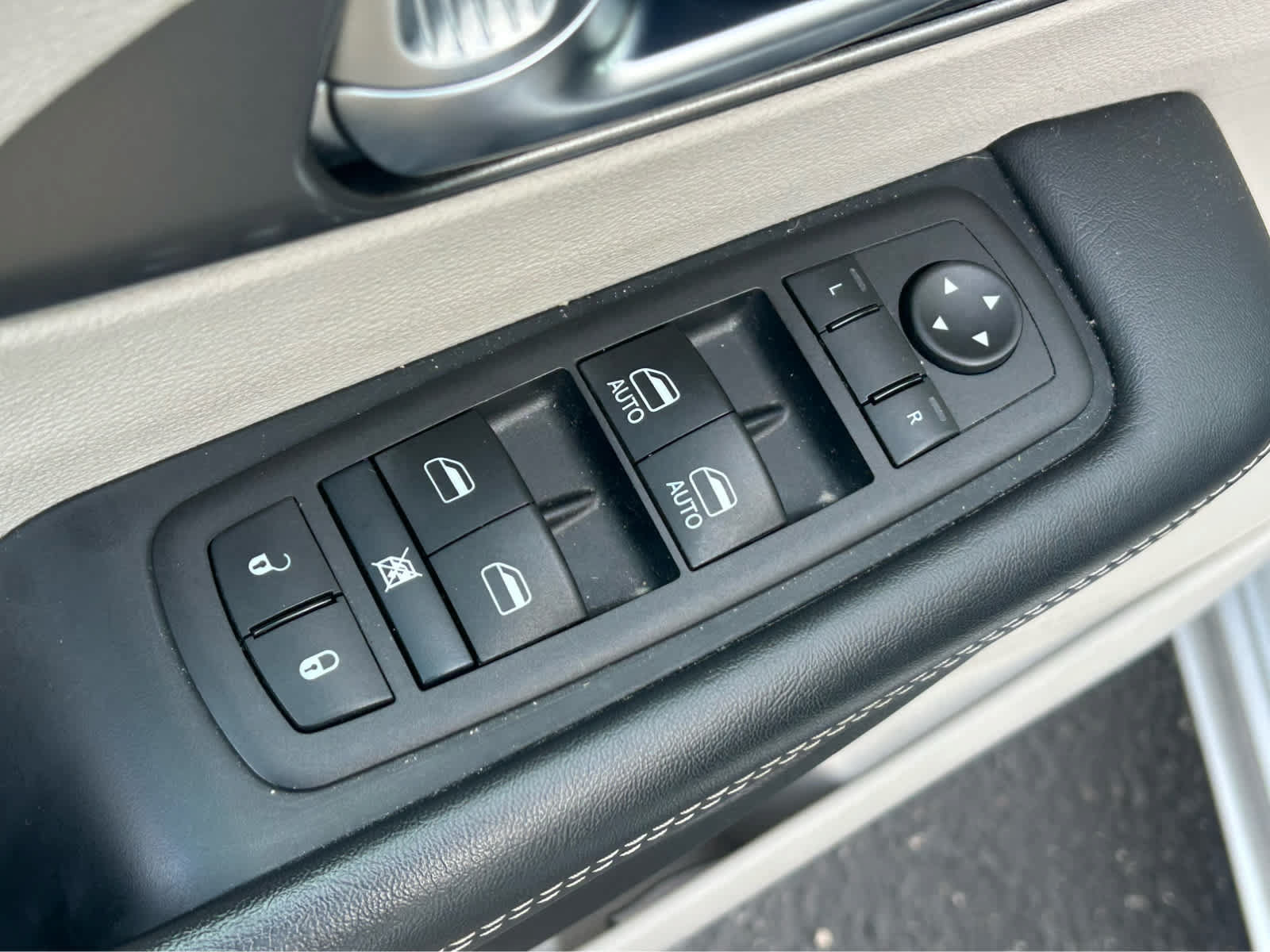 Used 2024 Chrysler Pacifica Touring-L FWD image 25