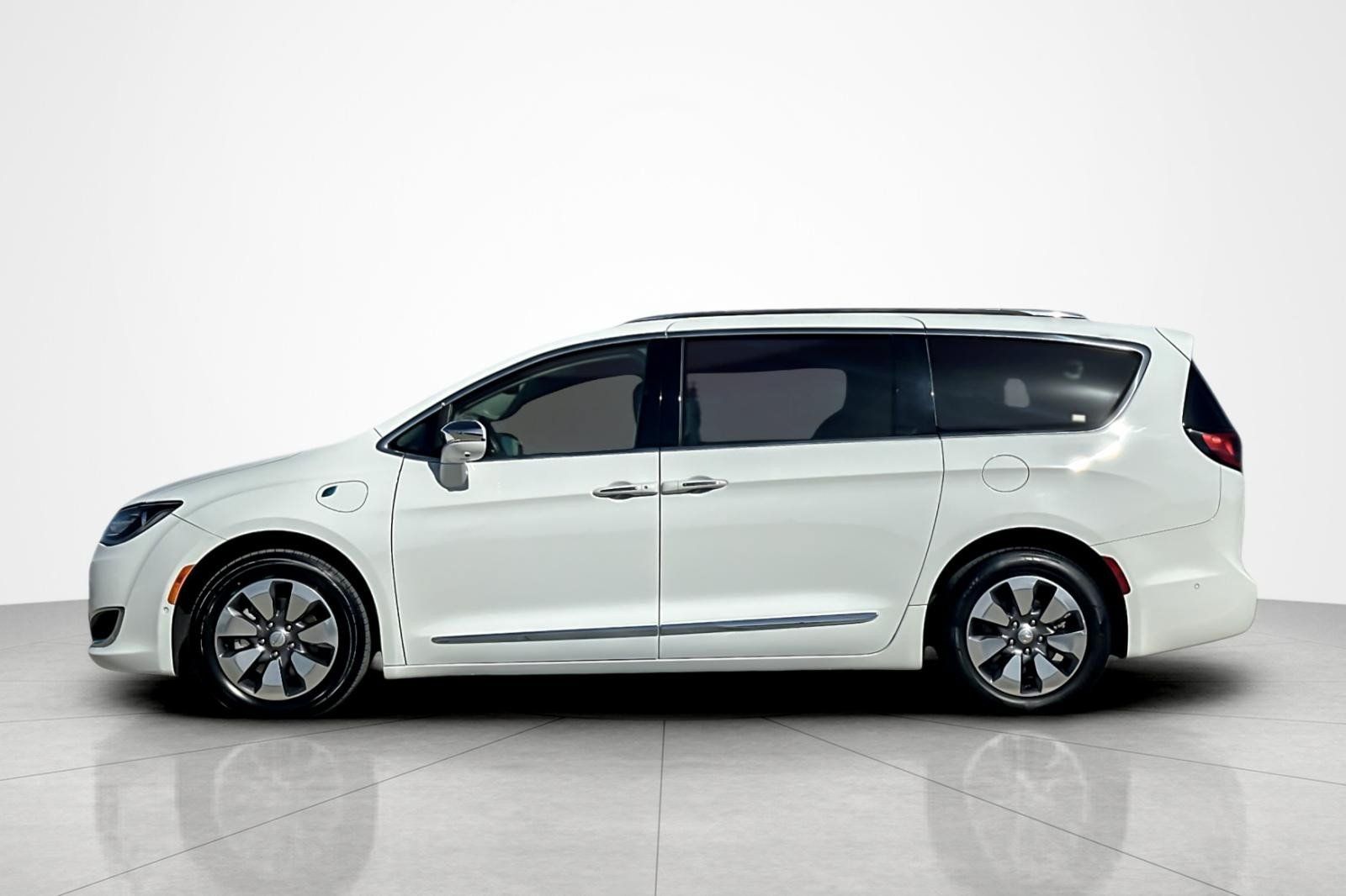 Used 2019 Chrysler Pacifica Limited w/ Advanced Safetytec Group FWD image 2
