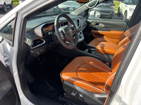 Used 2024 Chrysler Pacifica Pinnacle AWD/4WD image 24