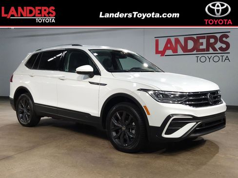 Used 2024 Volkswagen Tiguan SE image 1