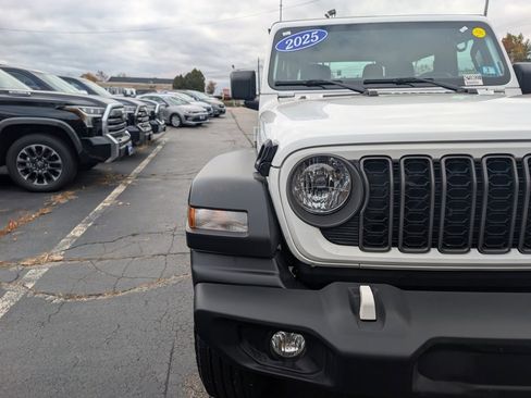 Used 2025 Jeep Wrangler Sport image 12