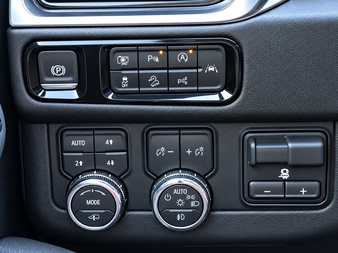 Used 2025 GMC Yukon Denali AWD/4WD image 24