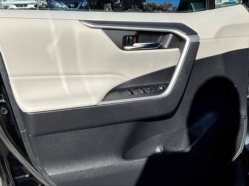 Used 2022 Toyota RAV4 XLE image 9