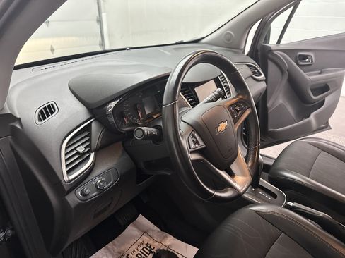 Used 2019 Chevrolet Trax LT w/ LT Convenience Package image 14