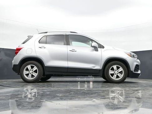 Used 2020 Chevrolet Trax LT w/ LT Convenience Package FWD image 24