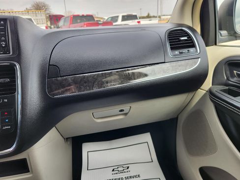 Used 2015 Chrysler Town & Country Touring w/ Driver Convenience Group image 17