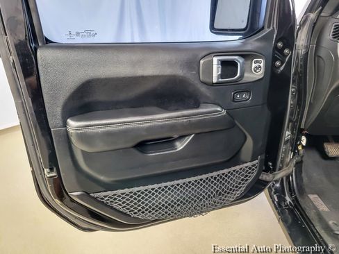 Used 2018 Jeep Wrangler Unlimited Sahara AWD/4WD image 15